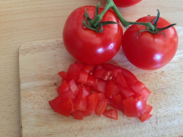 2 Tomaten fein würfeln