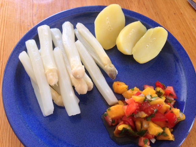 Mango-Salsa mit Spargel und Kartoffeln