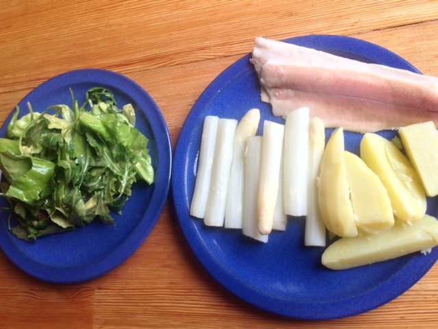 Forellen-Filet, geräuchert mit Spargel, Kartoffeln und Salat