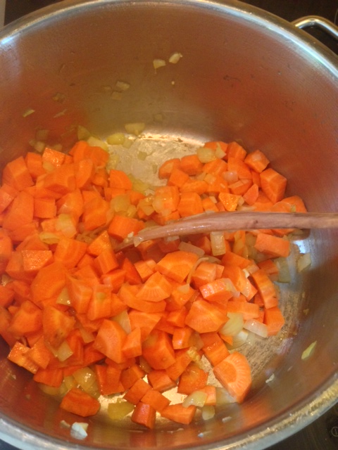 Freír las cebollas y las zanahorias
