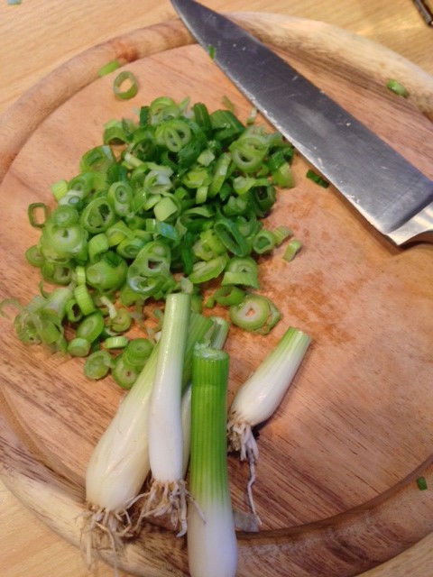Cut the spring onions into rings