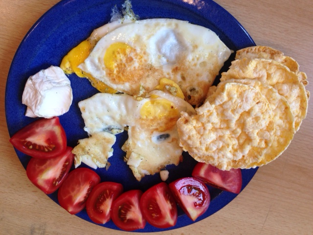 Huevos fritos con tomate, queso de cabra y gofres de maíz dulce