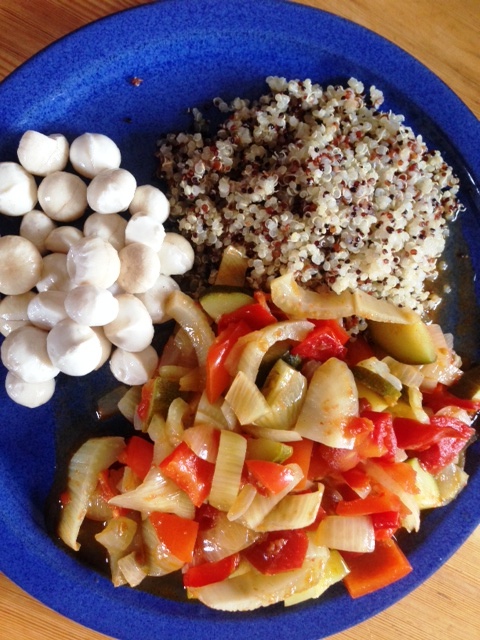 Gemüsepfanne mit Quinoa und Makadamia Nüssen