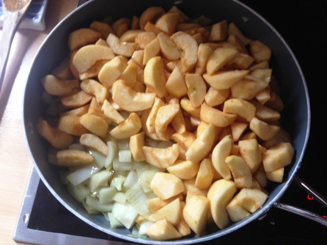 Erst die Zwiebeln glasig braten, dann Äpfel und Birnen Saft dazu geben.