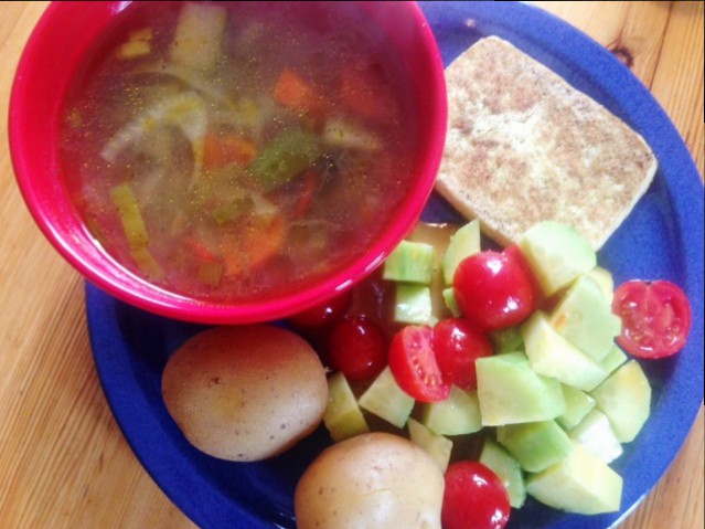 Suppe, Salat und Kartoffeln mit Tofu
