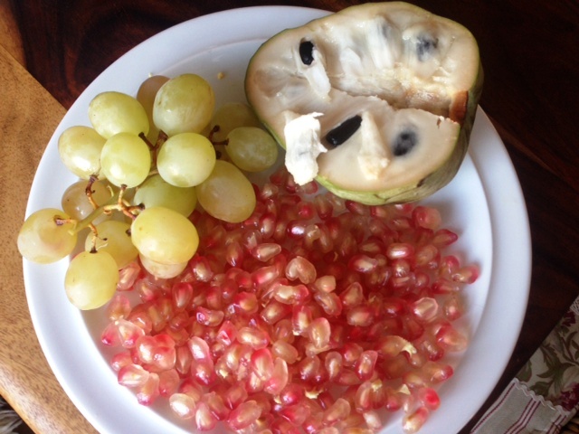 Weintrauben, Granatapfel und Cherimoya 