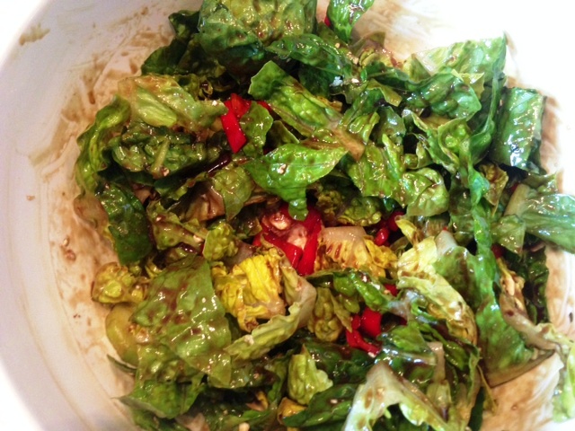 Salat mit Kürbiskern-Tamari-Dressing