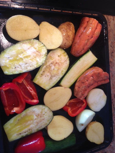 Una bandeja llena de verduras, aliñadas con aceite y sal de hierbas